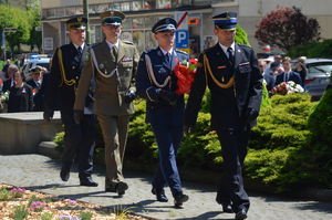Delegacja służb mundurowych składająca kwiaty przy pomniku Tadeusza Kościuszki w Sanoku z okazji uchwalenia Konstytucji 3 Maja.