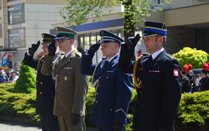 Delegacja służb mundurowych składająca kwiaty przy pomniku Tadeusza Kościuszki w Sanoku z okazji uchwalenia Konstytucji 3 Maja.