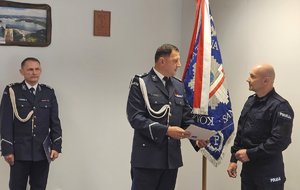 Komendant Powiatowy wraz z Zastępca odbierający ślubowanie nowego policjanta.