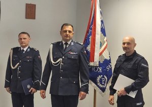 Komendant Powiatowy wraz z Zastępca odbierający ślubowanie nowego policjanta.