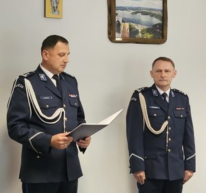 Komendant Powiatowy wraz z Zastępca odbierający ślubowanie nowego policjanta.