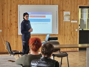 Na zdjęciu widać policjantów przeprowadzających debatę oraz uczestników spotkania.