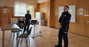 Na zdjęciu widać policjantów przeprowadzających debatę oraz uczestników spotkania.