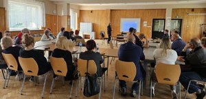 Na zdjęciu widać policjantów przeprowadzających debatę oraz uczestników spotkania.