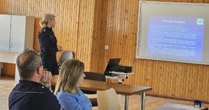 Na zdjęciu widać policjantów przeprowadzających debatę oraz uczestników spotkania.