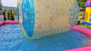 Zdjęcia zrobione podczas pikniku. Na fotografiach widać atrakcje, zjeżdżalnie, trampoliny oraz inne zabawy dla najmłodszych. Widać również uczestników pikniku.