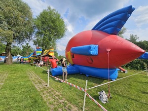 Zdjęcia zrobione podczas pikniku. Na fotografiach widać atrakcje, zjeżdżalnie, trampoliny oraz inne zabawy dla najmłodszych. Widać również uczestników pikniku.