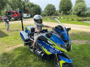 Zdjęcia zrobione podczas pikniku. Na fotografiach widać atrakcje, zjeżdżalnie, trampoliny oraz inne zabawy dla najmłodszych. Widać również uczestników pikniku.