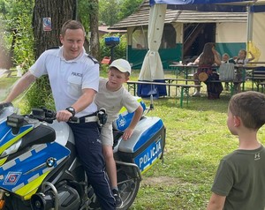 Zdjęcia zrobione podczas pikniku. Na fotografiach widać atrakcje, zjeżdżalnie, trampoliny oraz inne zabawy dla najmłodszych. Widać również uczestników pikniku.