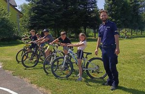 Policjant prowadzący egzamin na kartę rowerową zarówno teoretyczny jak tez praktyczny.
