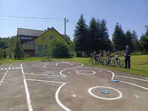 Policjant prowadzący egzamin na kartę rowerową zarówno teoretyczny jak tez praktyczny.