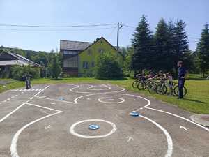 Policjant prowadzący egzamin na kartę rowerową zarówno teoretyczny jak tez praktyczny.
