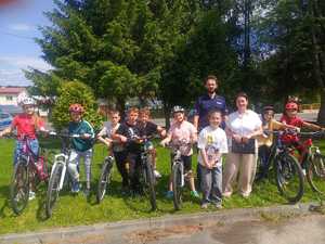 Policjant prowadzący egzamin na kartę rowerową zarówno teoretyczny jak tez praktyczny.