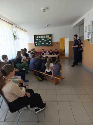 Policjant prowadzący egzamin na kartę rowerową zarówno teoretyczny jak tez praktyczny.