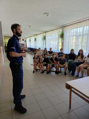 Policjant prowadzący egzamin na kartę rowerową zarówno teoretyczny jak tez praktyczny.
