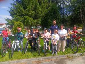 Policjant prowadzący egzamin na kartę rowerową zarówno teoretyczny jak tez praktyczny.