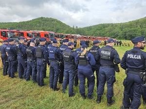 Policjanci oraz strażacy uczestniczący w ćwiczeniach w Rudawce Rymanowskiej.