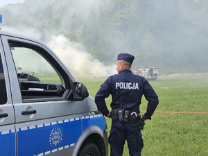 Policjanci oraz strażacy uczestniczący w ćwiczeniach w Rudawce Rymanowskiej.