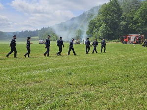 Policjanci oraz strażacy uczestniczący w ćwiczeniach w Rudawce Rymanowskiej.