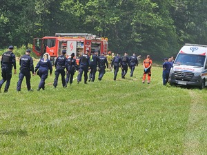 Policjanci oraz strażacy uczestniczący w ćwiczeniach w Rudawce Rymanowskiej.