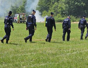 Policjanci oraz strażacy uczestniczący w ćwiczeniach w Rudawce Rymanowskiej.