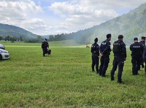Policjanci oraz strażacy uczestniczący w ćwiczeniach w Rudawce Rymanowskiej.