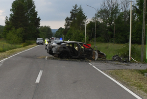 Miejsce wypadku. Na zdjęciu widać uszkodzone pojazdu uczestników zdarzenia stojące na drodze.