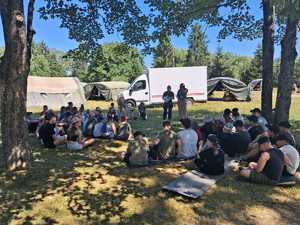Spotkanie prowadzone przez policjantów z dziećmi wypoczywającymi w powiecie sanockim.