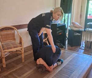 Spotkanie prowadzone przez policjantów z dziećmi wypoczywającymi w powiecie sanockim.