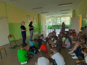 Spotkanie prowadzone przez policjantów z dziećmi wypoczywającymi w powiecie sanockim.