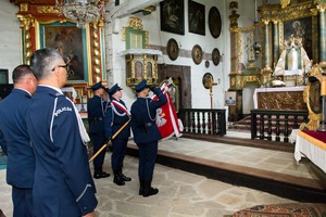 Uroczystości związane ze Świętem Policji w Sanoku. Na zdjęciu widać policjantów podczas mszy, przemarszu oraz apelu. Widoczni  są zaproszeni goście oraz policjanci mianowani na wyższe stopnie i odbierający wyróżnienia.