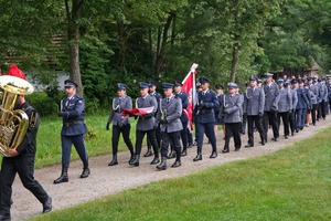 Uroczystości związane ze Świętem Policji w Sanoku. Na zdjęciu widać policjantów podczas mszy, przemarszu oraz apelu. Widoczni  są zaproszeni goście oraz policjanci mianowani na wyższe stopnie i odbierający wyróżnienia.