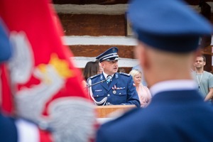 Uroczystości związane ze Świętem Policji w Sanoku. Na zdjęciu widać policjantów podczas mszy, przemarszu oraz apelu. Widoczni  są zaproszeni goście oraz policjanci mianowani na wyższe stopnie i odbierający wyróżnienia.