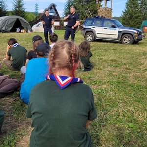 Spotkanie policjanta z harcerzami wypoczywającymi w powiecie sanockim.
