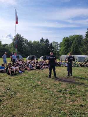 Spotkanie policjanta z harcerzami wypoczywającymi w powiecie sanockim.