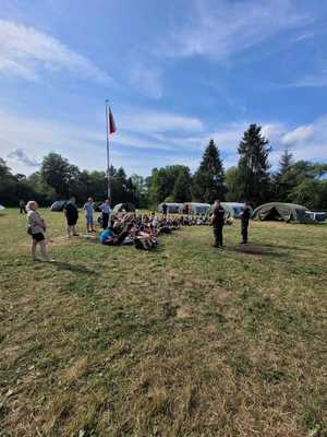Spotkanie policjanta z harcerzami wypoczywającymi w powiecie sanockim.