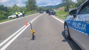 Na zdjęciach widać pojazdy biorące udział w zdarzeniu drogowym oraz policjantów prowadzących czynności służbowe.