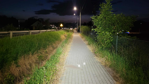 Na zdjęciu rower biorący udział w zdarzeniu oraz miejsce, w którym miał miejsce wypadek.