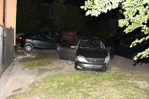 Uszkodzony samochód osobowy koloru czarnego, który brał udział w zdarzeniu drogowym.