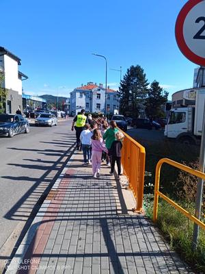 Dzielnicowi przeprowadzają spotkania z pierwszoklasistami. Uczą ich prawidłowych zachowań w teorii jak tez w praktyce.