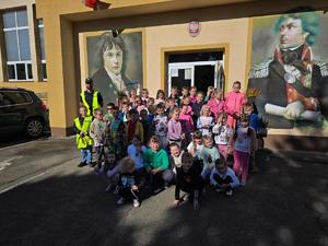 Dzielnicowi przeprowadzają spotkania z pierwszoklasistami. Uczą ich prawidłowych zachowań w teorii jak tez w praktyce.