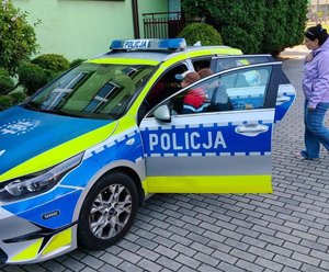 Dzielnicowi przeprowadzają spotkania z pierwszoklasistami. Uczą ich prawidłowych zachowań w teorii jak tez w praktyce.