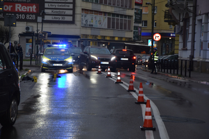 Zdjęcie z miejsca zdarzenia. Widać uszkodzone pojazdy oraz policjantów wykonujących czynności służbowe.