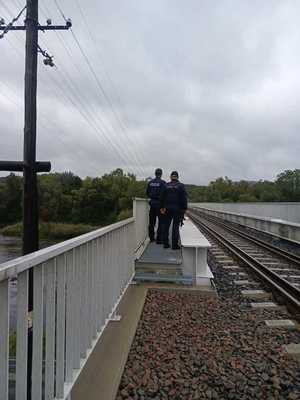 Wspólne działania policjantów ze Strażą Ochrony Kolei mające na celu zapewnienie bezpieczeństwa w obrębie torów oraz stacji kolejowych.
