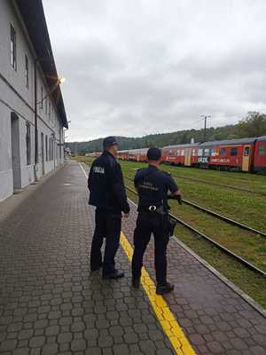 Wspólne działania policjantów ze Strażą Ochrony Kolei mające na celu zapewnienie bezpieczeństwa w obrębie torów oraz stacji kolejowych.