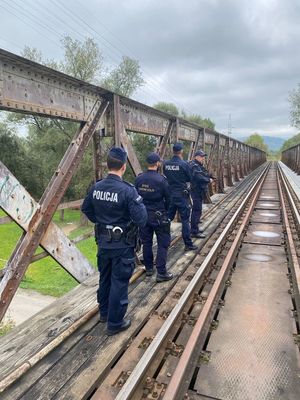 Wspólne działania policjantów ze Strażą Ochrony Kolei mające na celu zapewnienie bezpieczeństwa w obrębie torów oraz stacji kolejowych.