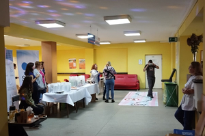 Policjanci i pracownicy Komendy Powiatowej Policji w Sanoku uczestniczący w badaniach w przychodni w ramach zorganizowanej Białej Soboty.