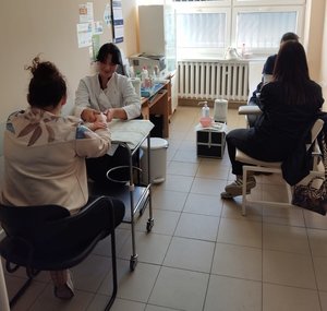 Policjanci i pracownicy Komendy Powiatowej Policji w Sanoku uczestniczący w badaniach w przychodni w ramach zorganizowanej Białej Soboty.