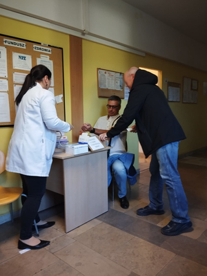 Policjanci i pracownicy Komendy Powiatowej Policji w Sanoku uczestniczący w badaniach w przychodni w ramach zorganizowanej Białej Soboty.