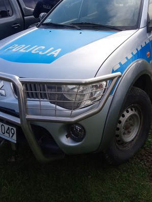 Przód oznakowanego radiowozu.